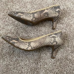 Naturalizer Pumps 2 1/2” Heel